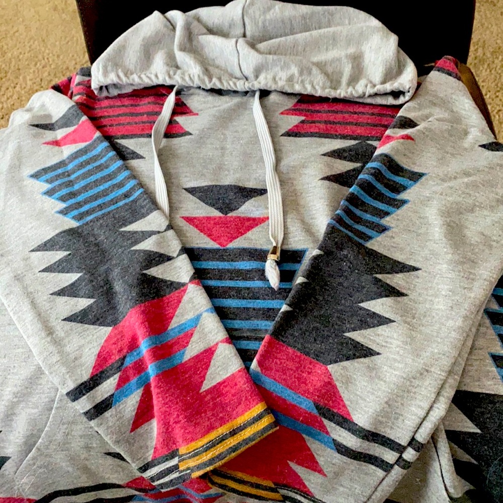 SOLD - Kulun Aztec Pattern Hoodie.  Long Sleeve.  Sz Girl’s M.